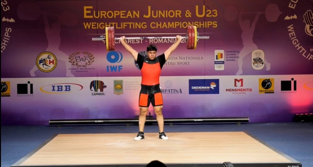 Азербайджанский тяжелоатлет завоевал одну золотую и две серебряные медали чемпионата Европы