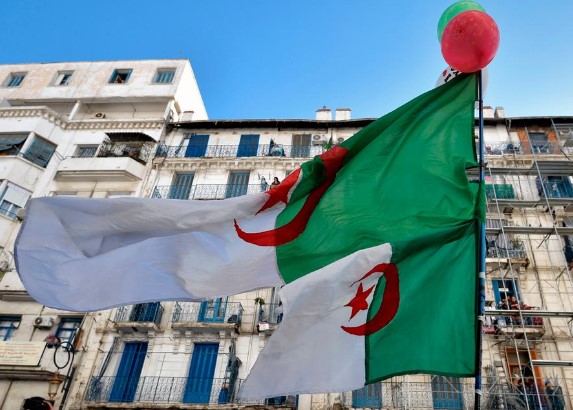 Алжир не разрешил пролет военным самолетам Франции
