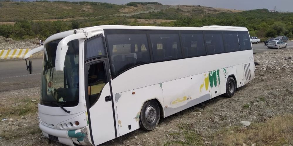 На перевале Агсу разбился туристический автобус