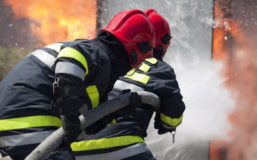 Пожар в жилом доме в Баку, эвакуировано 10 человек
