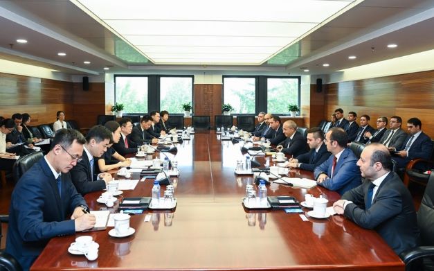 Азербайджан и Китай обсудили взаимодействие в рамках инфраструктурных проектов
