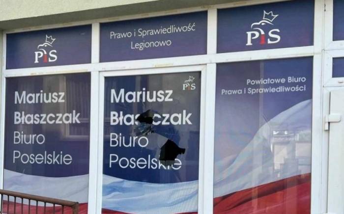 Приемную министра обороны Польши забросали камнями

