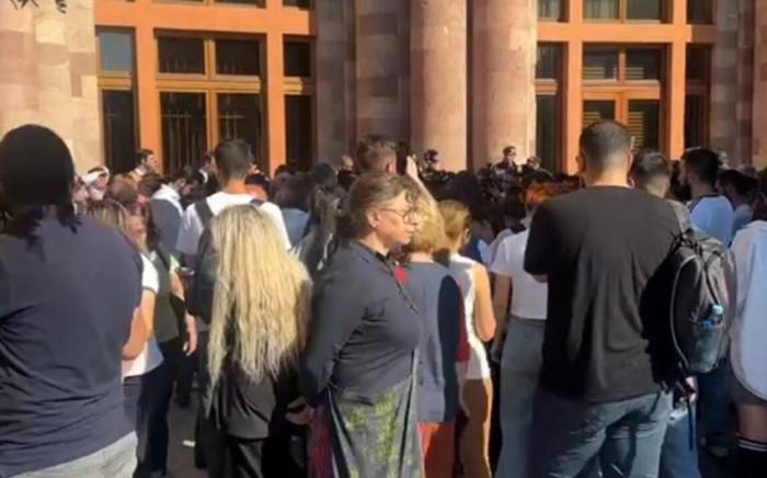 Протестующие в центре Еревана призывают штурмовать здание правительств-ОБНОВЛЕНО
