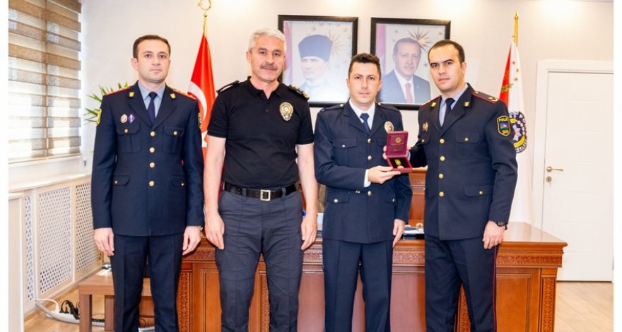 МВД наградило турецкого полицейского за проявленное уважение к азербайджанскому флагу