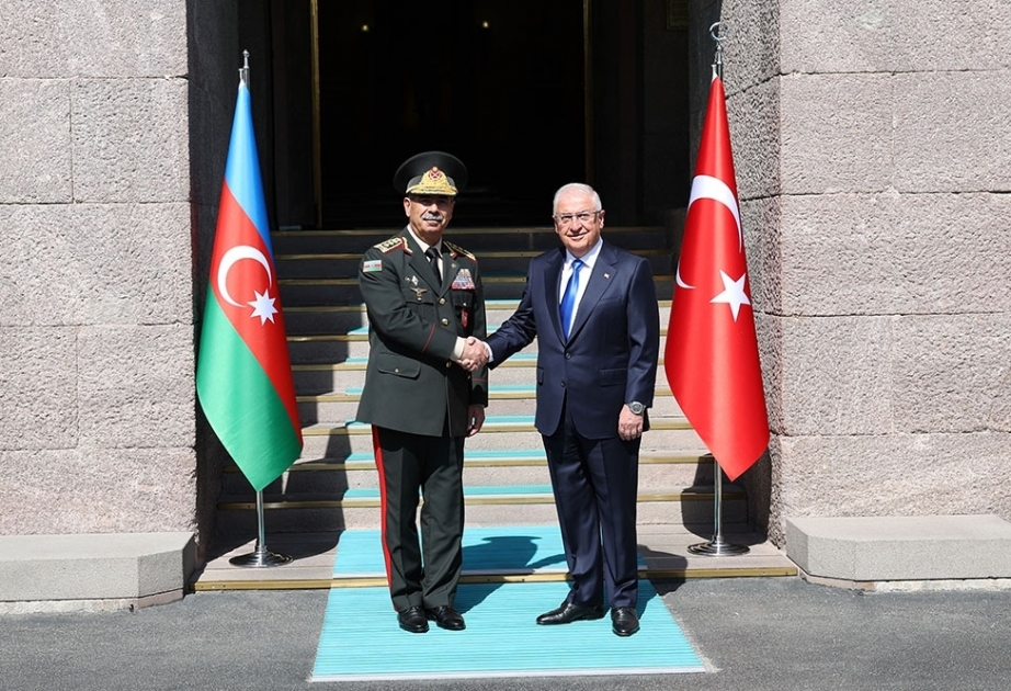 Министр национальной обороны Турции поздравил министра обороны Азербайджана