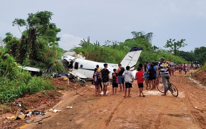 14 человек погибли при крушении самолета в Бразилии
