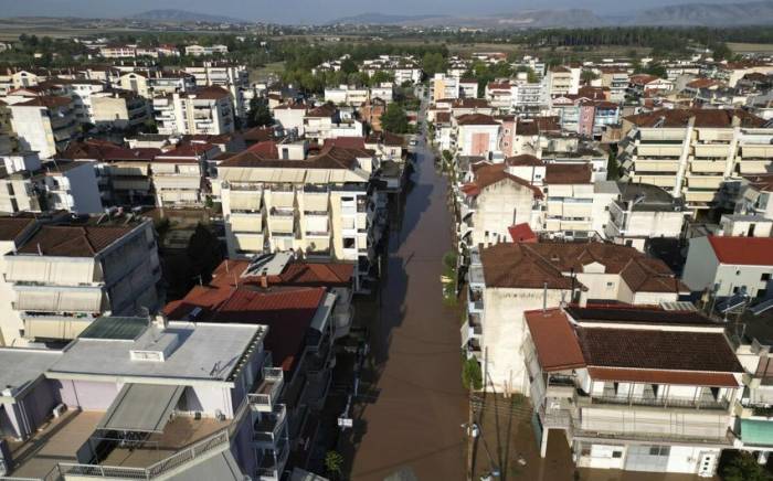 В Греции вертолетами эвакуируют людей из пострадавших от наводнения районов
