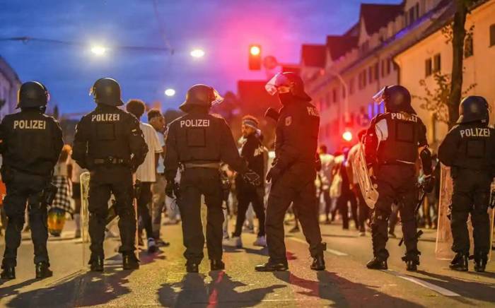 В Штутгарте при столкновениях пострадали 26 полицейских
