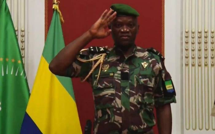 Лидер военных в Габоне принял присягу в качестве президента страны
