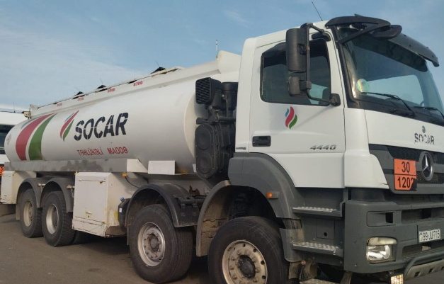 Азербайджан отправил топливо армянским жителям в Карабахе