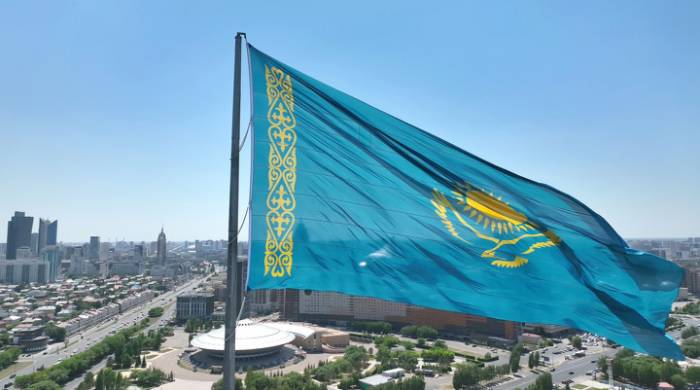 Казахстанцам разрешат вывешивать государственный флаг на балконах
