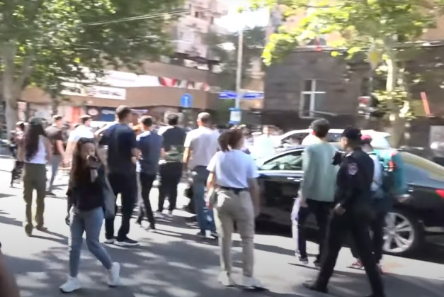 В центре Еревана проходит шествие противников премьер-министра Армении

