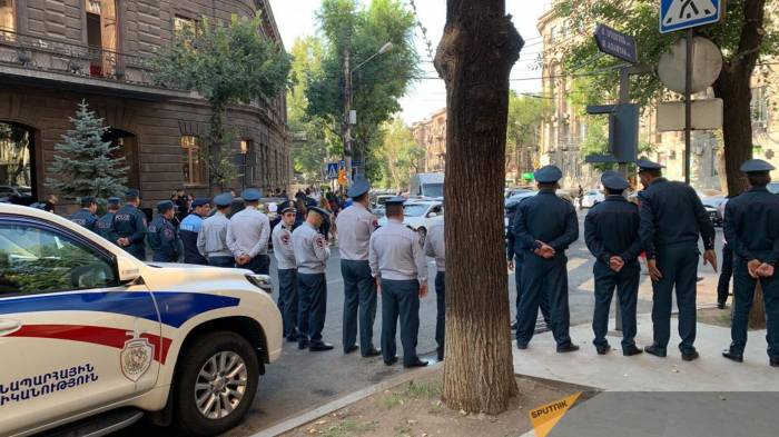 Полиция Еревана готовится к охране здания правительства перед началом протестов

