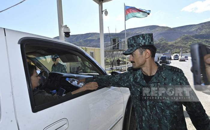 Азербайджанские пограничники раздали воду и сладости армянским жителям Карабаха-ФОТО
