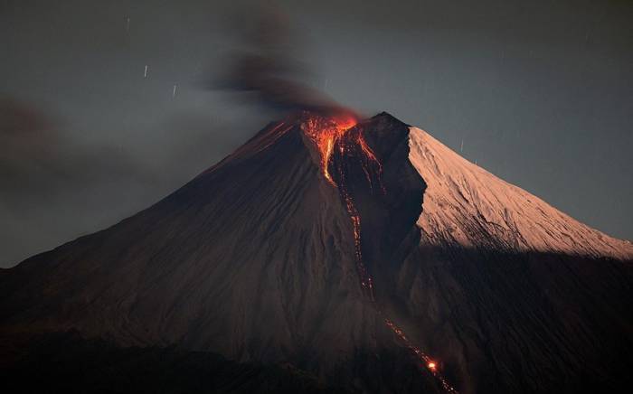 Вулкан Эбеко на Курилах выбросил пепел на высоту 3,5 км
