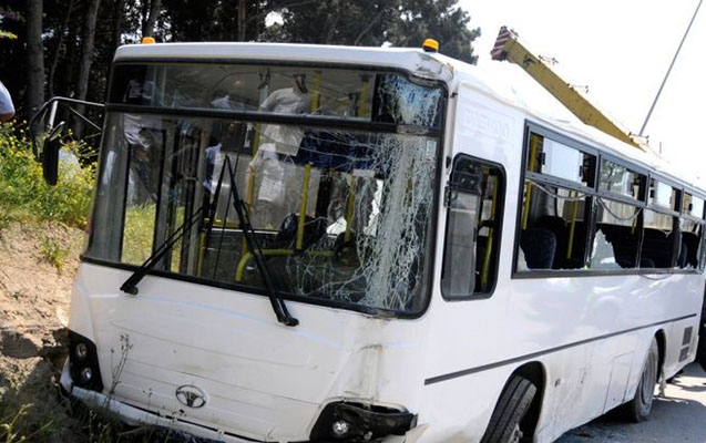 В Баку столкнулись автобус и автомобиль: погибли два человека