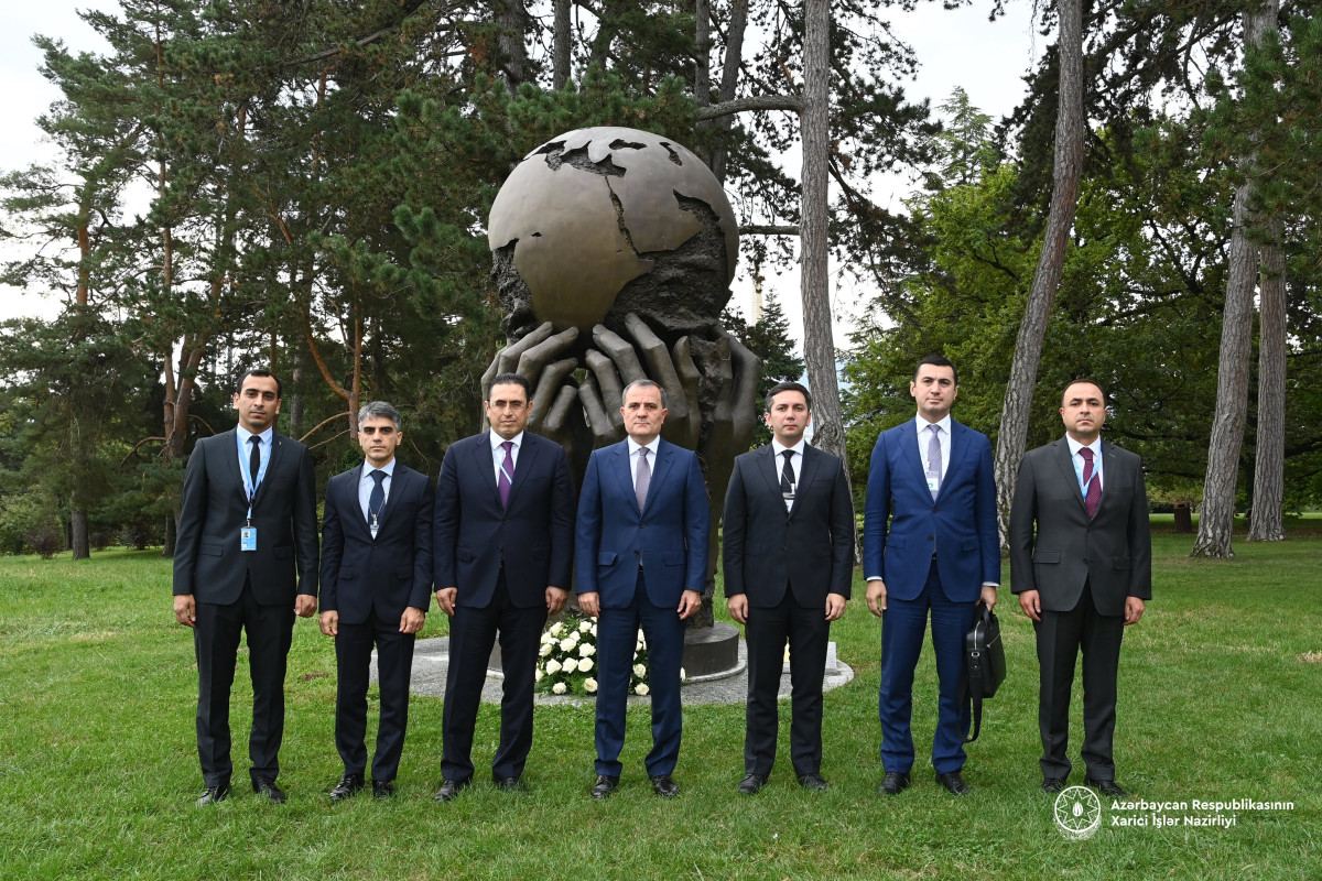 Джейхун Байрамов посетил памятник "Мысли и желания" в Женеве