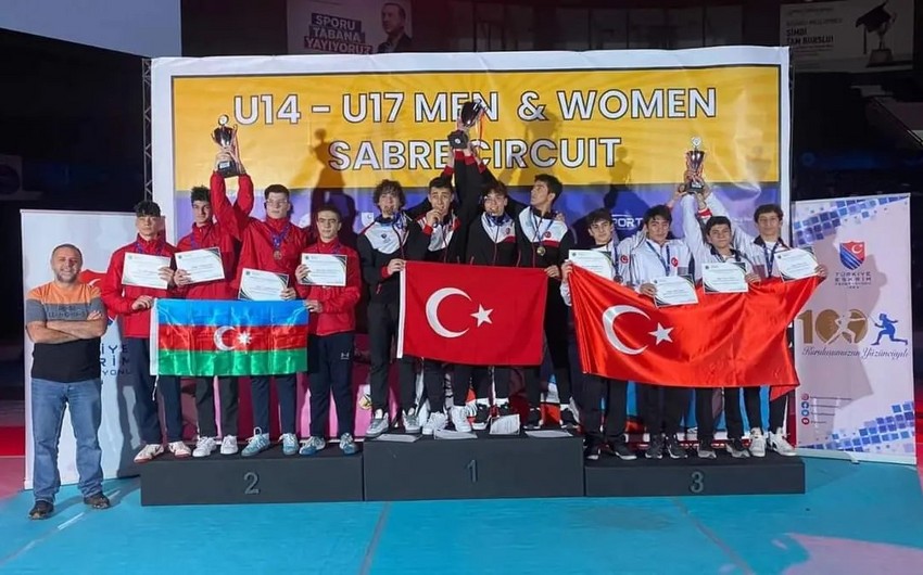 Азербайджанские фехтовальщики завоевали серебряную медаль на международном турнире в Стамбуле