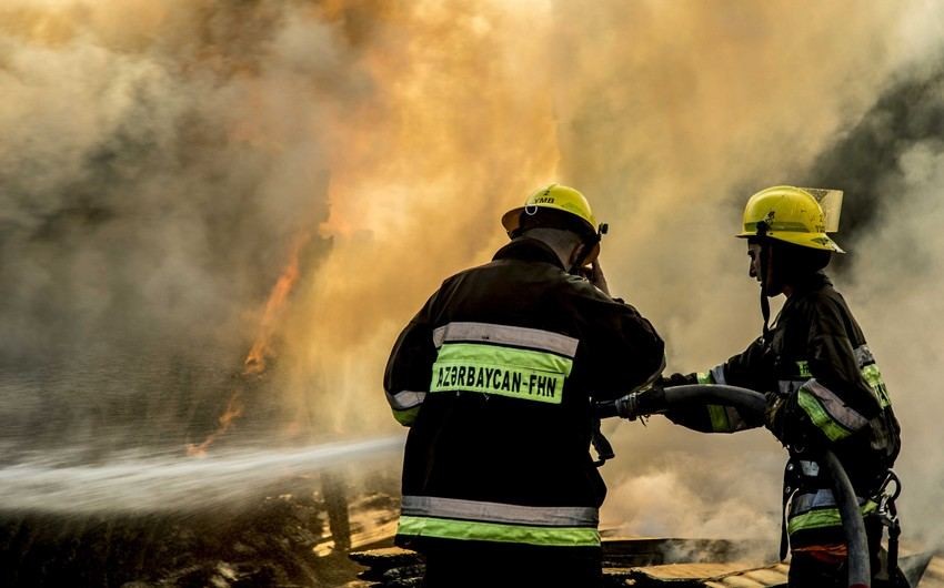 В Хазарском районе Баку возник пожар в жилом доме, погиб один человек