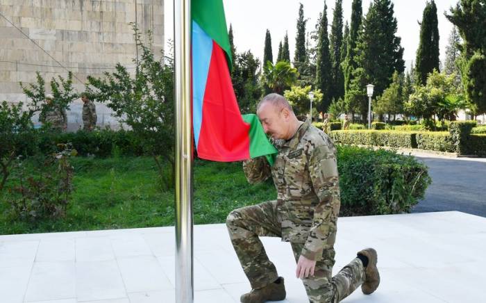 Президент Ильхам Алиев поднял Государственный флаг Азербайджанской Республики в городе Агдере -ФОТО
