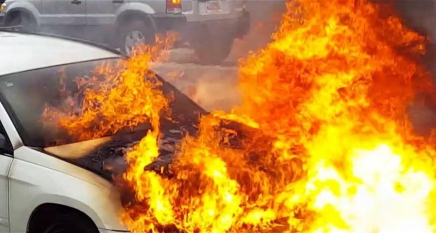 В Баку загорелся автомобиль