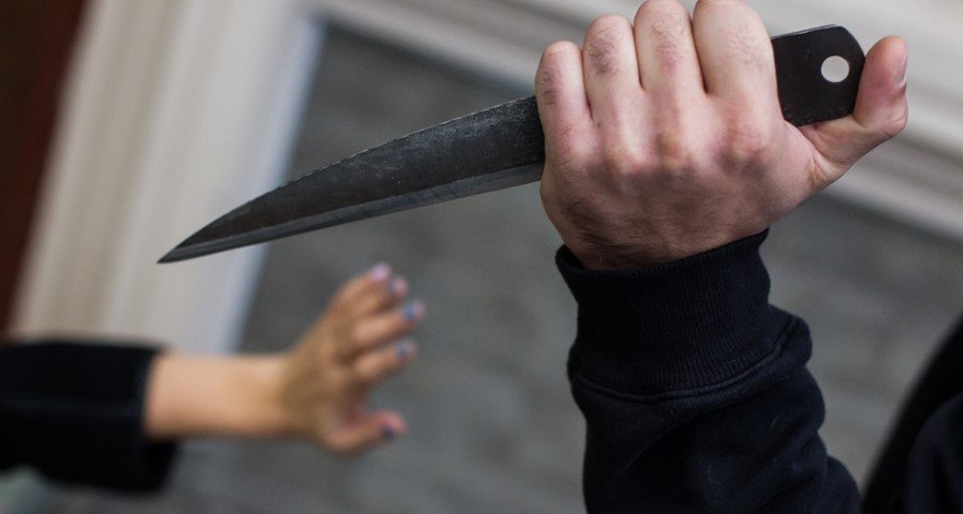 В Баку 41-летнюю женщину ударили ножом