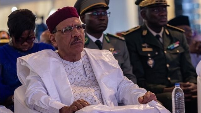 Переворот в Нигере: Мятежники заявили о попытке бегства свергнутого президента
