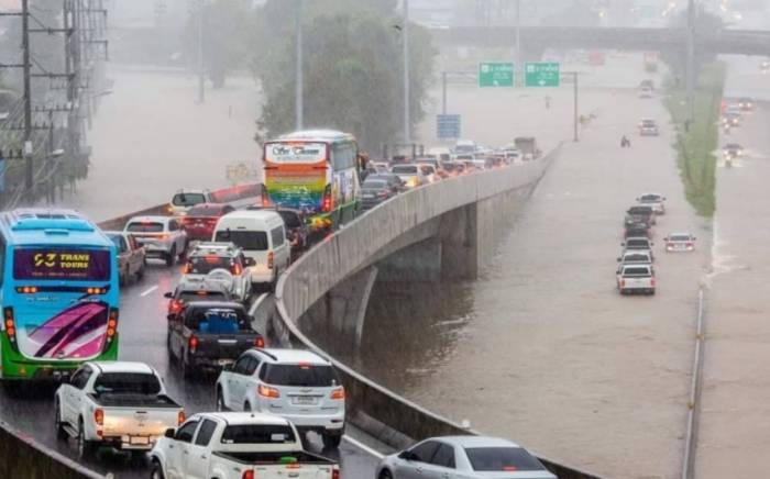 В Таиланде из-за наводнений погибли не менее пяти человек
