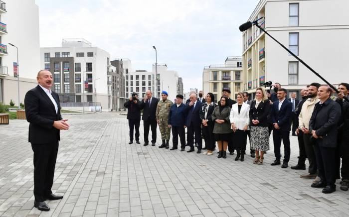 Президент Ильхам Алиев встретился с переселившимися в Физули жителями и представителями общественности района -ФОТО
