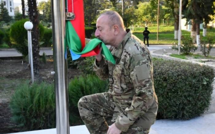 Ильхам Алиев поднял Государственный флаг Азербайджанской Республики в городе Ходжавенд
