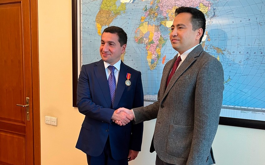 Помощник президента Азербайджана награжден казахстанским орденом "Достык"