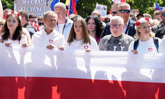 В Варшаве прошел массовый марш оппозиции перед парламентскими выборами
