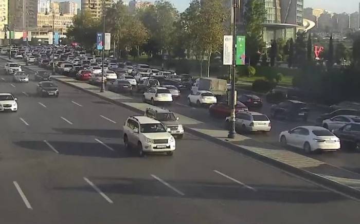 На некоторых дорогах Баку затруднено движение транспорта
