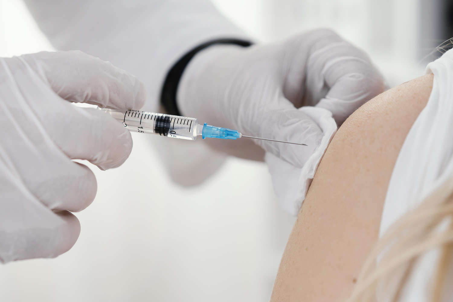 ВОЗ призвала срочно вакцинироваться из-за угрозы COVID-19 и гриппа
