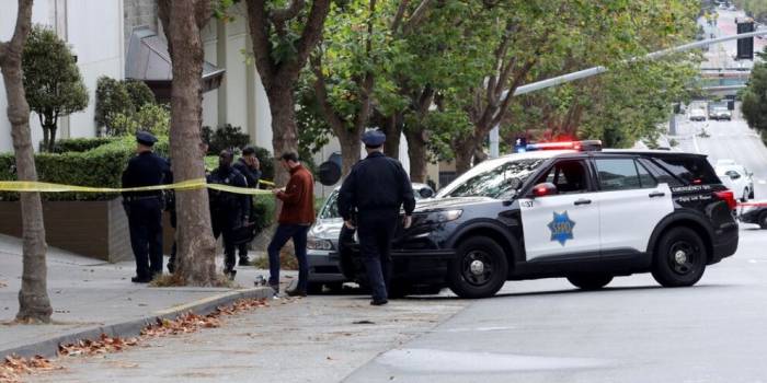 Машина врезалась в здание консульства КНР в США, водитель убит
