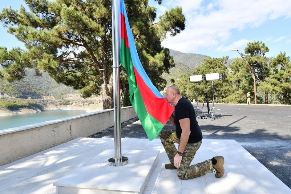 Ильхам Алиев водрузил Государственный флаг Азербайджана на территории Сарсангского водохранилища -ФОТО