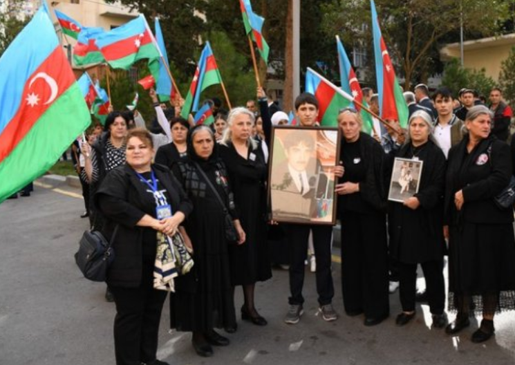 Проходит церемония прощания с шехидом, пропавшим без вести в Карабахской войне