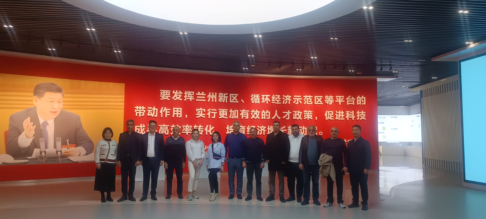 Представители СМИ посещают город Ланчьжоу