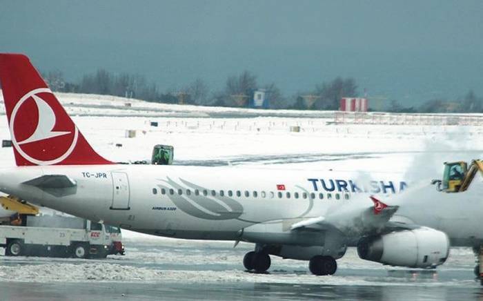 В Стамбуле из-за урагана отменили более 50 рейсов
