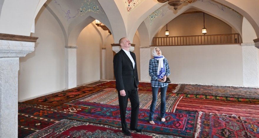 Ильхам Алиев и Мехрибан Алиева ознакомились с восстановительными работами в мечети «Мамайы» в Шуше