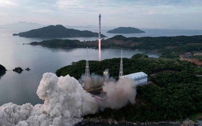 В Японии сообщили о запуске Северной Кореей ракеты со спутником
