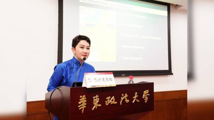 Глава МИД Монголии выступила перед студентами Шанхайского университета Хуадун
