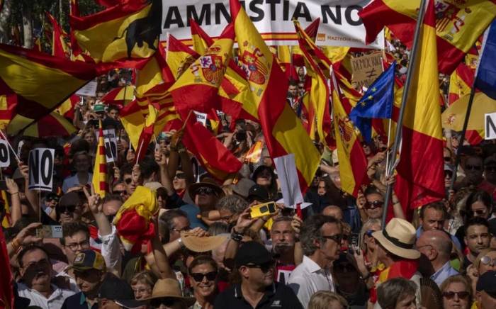 В Испании проходят протесты против и.о. премьера и амнистии сепаратистов
