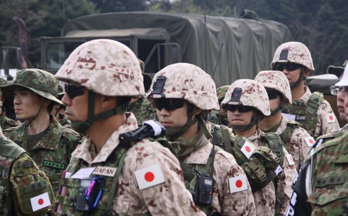 Японские военные провели учения по защите отдаленного острова
