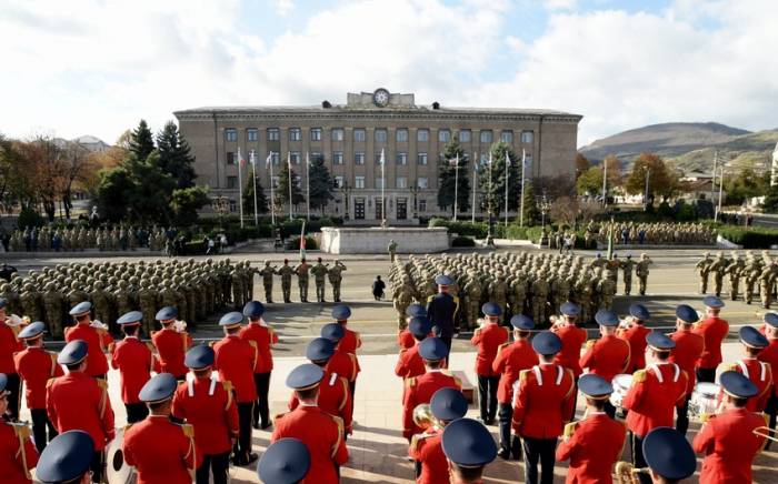 Президент и первая леди приняли участие в военном параде -