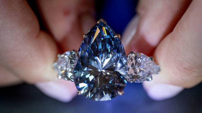 Самый большой голубой бриллиант в мире продали за более чем $44 млн
