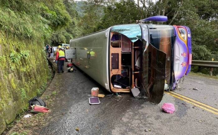На Тайване перевернулся туристический автобус, погиб один, пострадали десятки человек

