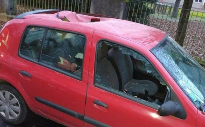 Во Франции спасатели сообщили о падении метеорита на припаркованную машину
