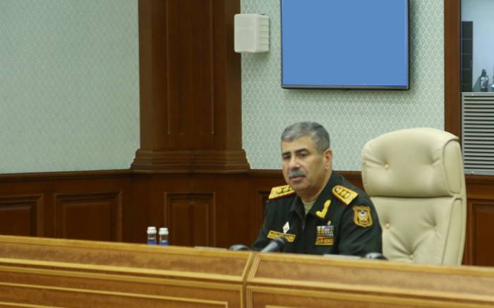 Министр обороны Азербайджана отправился с визитом в ОАЭ

