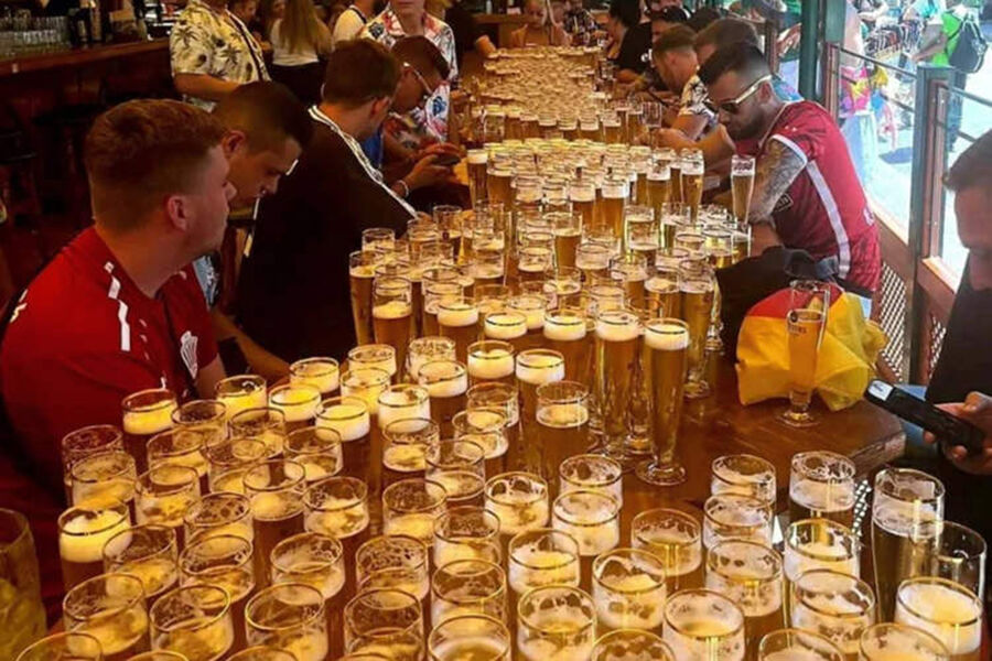 Туристы из Германии выпили 1245 бутылок пива за 3 часа и установили рекорд